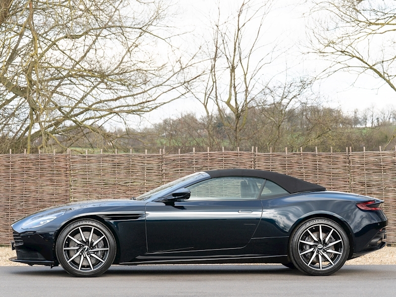 Aston Martin DB11 V8 Volante - Large 4