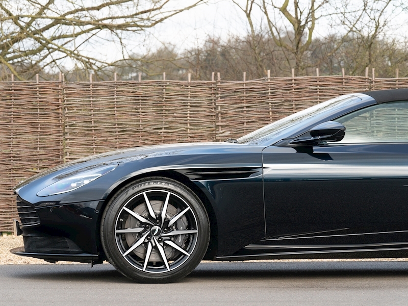 Aston Martin DB11 V8 Volante - Large 17