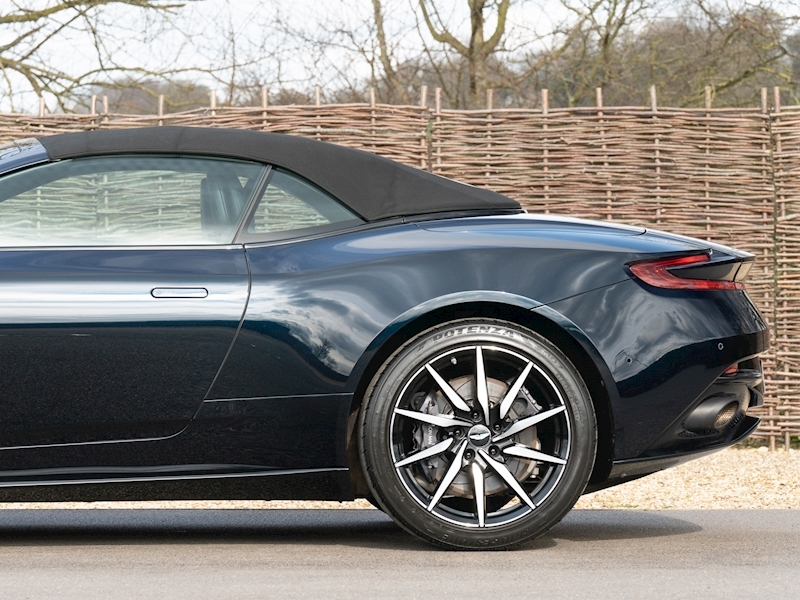 Aston Martin DB11 V8 Volante - Large 29