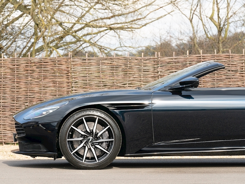 Aston Martin DB11 V8 Volante - Large 16