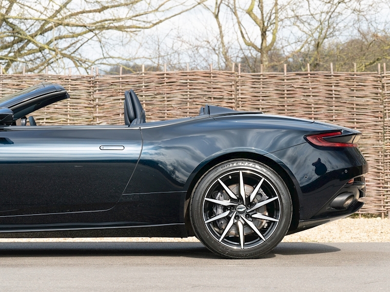 Aston Martin DB11 V8 Volante - Large 28