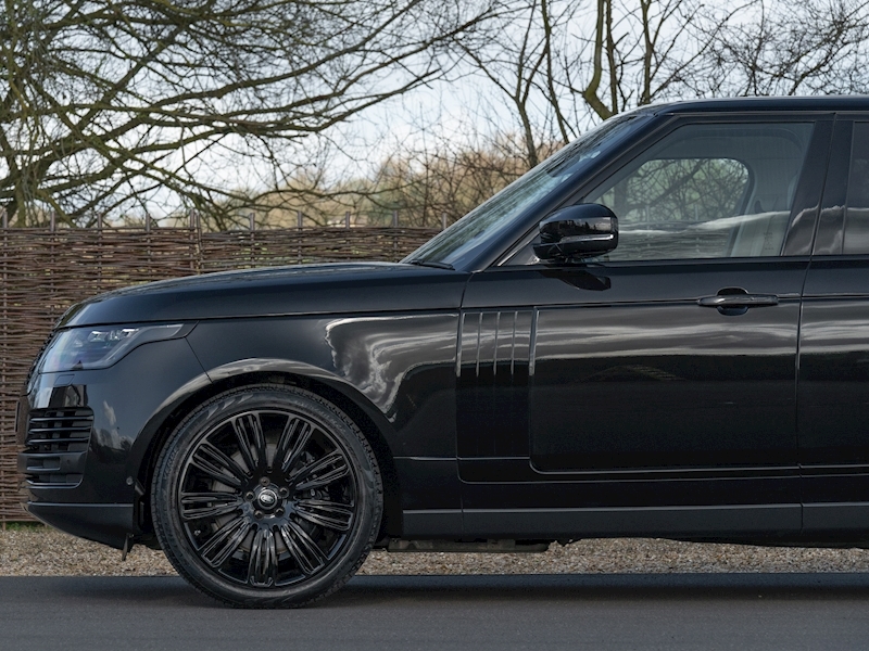 Range Rover Vogue SE 4.4 SDV8 with Exterior Black Pack - Large 5