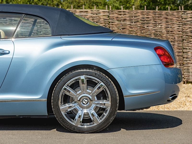 Bentley Continental GTC 6.0 W12 - Large 25