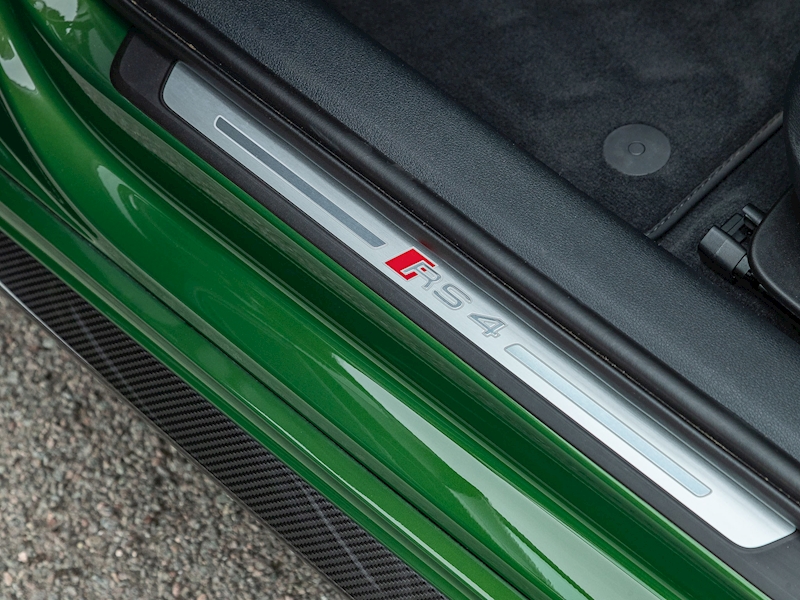 Audi RS4 Avant 'Carbon Black' - Large 20