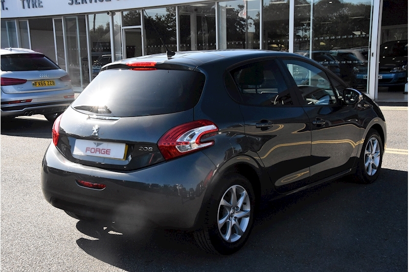 Peugeot 208 Style Hatchback 1.2 Manual Petrol