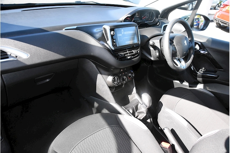 Peugeot 208 Style Hatchback 1.2 Manual Petrol