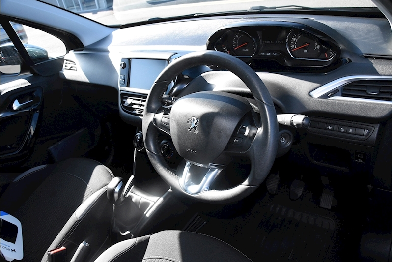 Peugeot 208 Style Hatchback 1.2 Manual Petrol