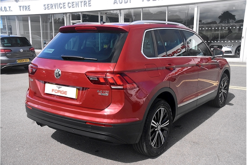 Volkswagen Tiguan SE Navigation 2 5dr SUV DSG Diesel
