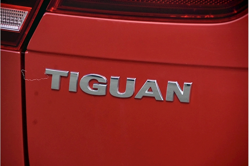 Volkswagen Tiguan SE Navigation 2 5dr SUV DSG Diesel