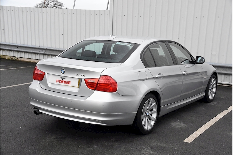BMW 3 Series 320i SE Business Edition Saloon Saloon 2.0 Manual Petrol