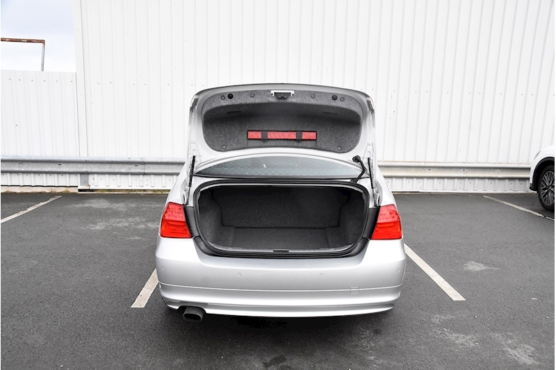 BMW 3 Series 320i SE Business Edition Saloon Saloon 2.0 Manual Petrol