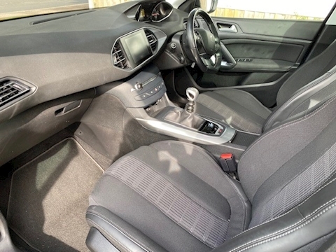 1.2 PureTech Allure Hatchback 5dr Petrol Manual (s/s) (107 g/km, 130 bhp)
