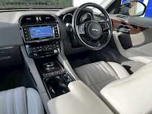 Jaguar F-PACE D180 Portfolio 