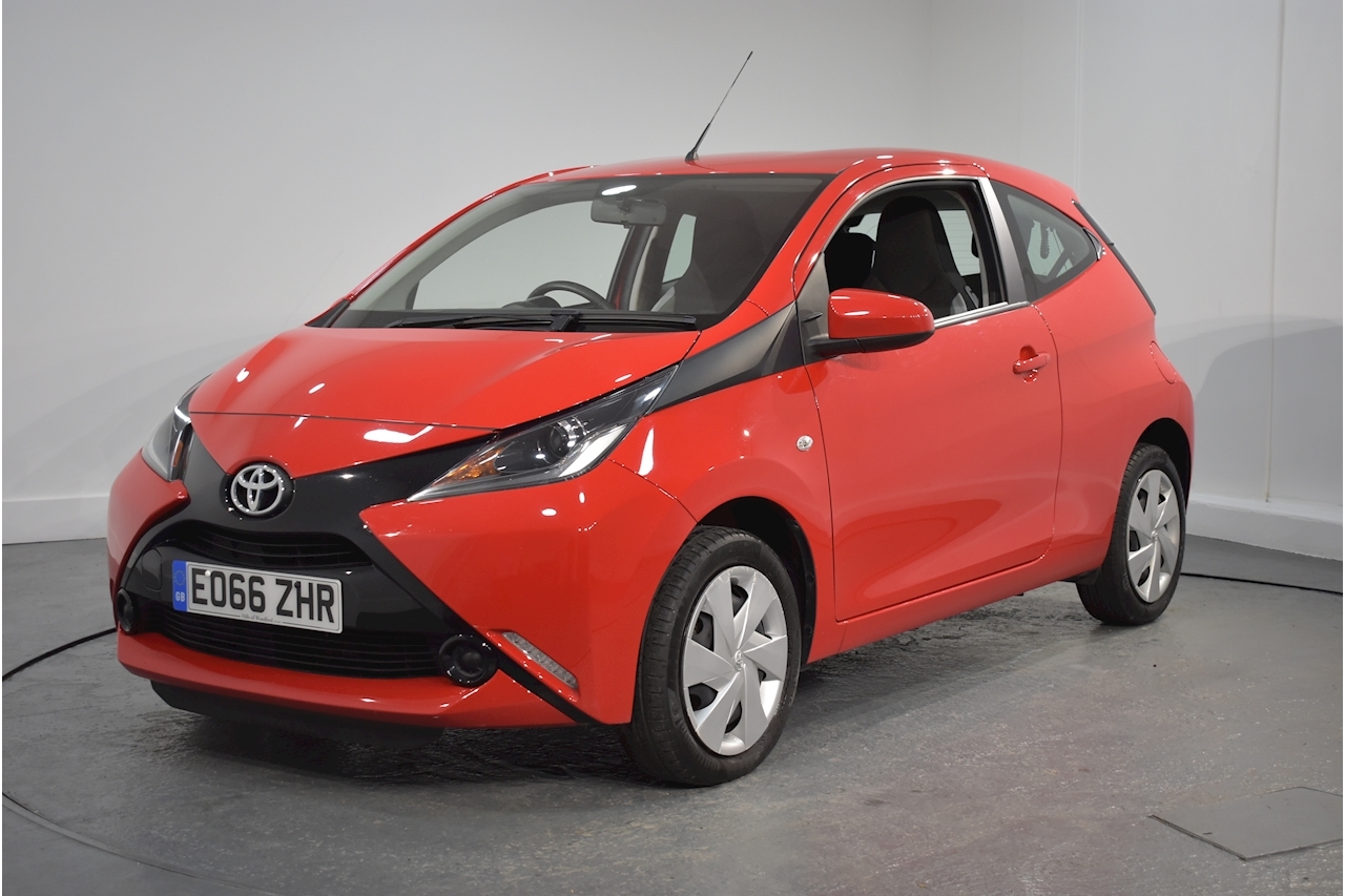 Toyota - AYGO X-play 1 3dr Hatchback Manual Petrol (2016) ⋆ Sascron ...