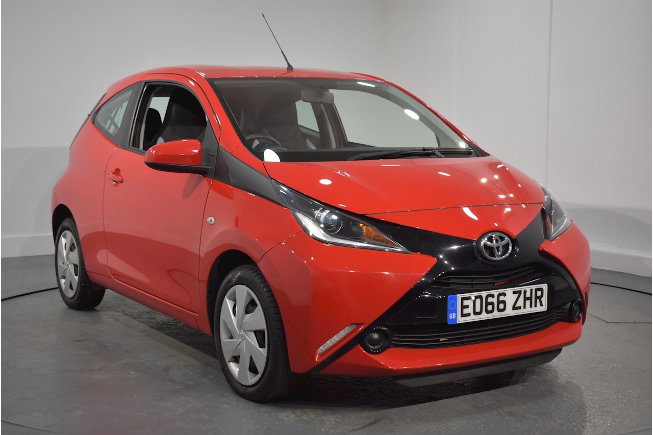 Toyota - AYGO x-play 1 3dr Hatchback Manual Petrol (2016) ⋆ Sascron ...