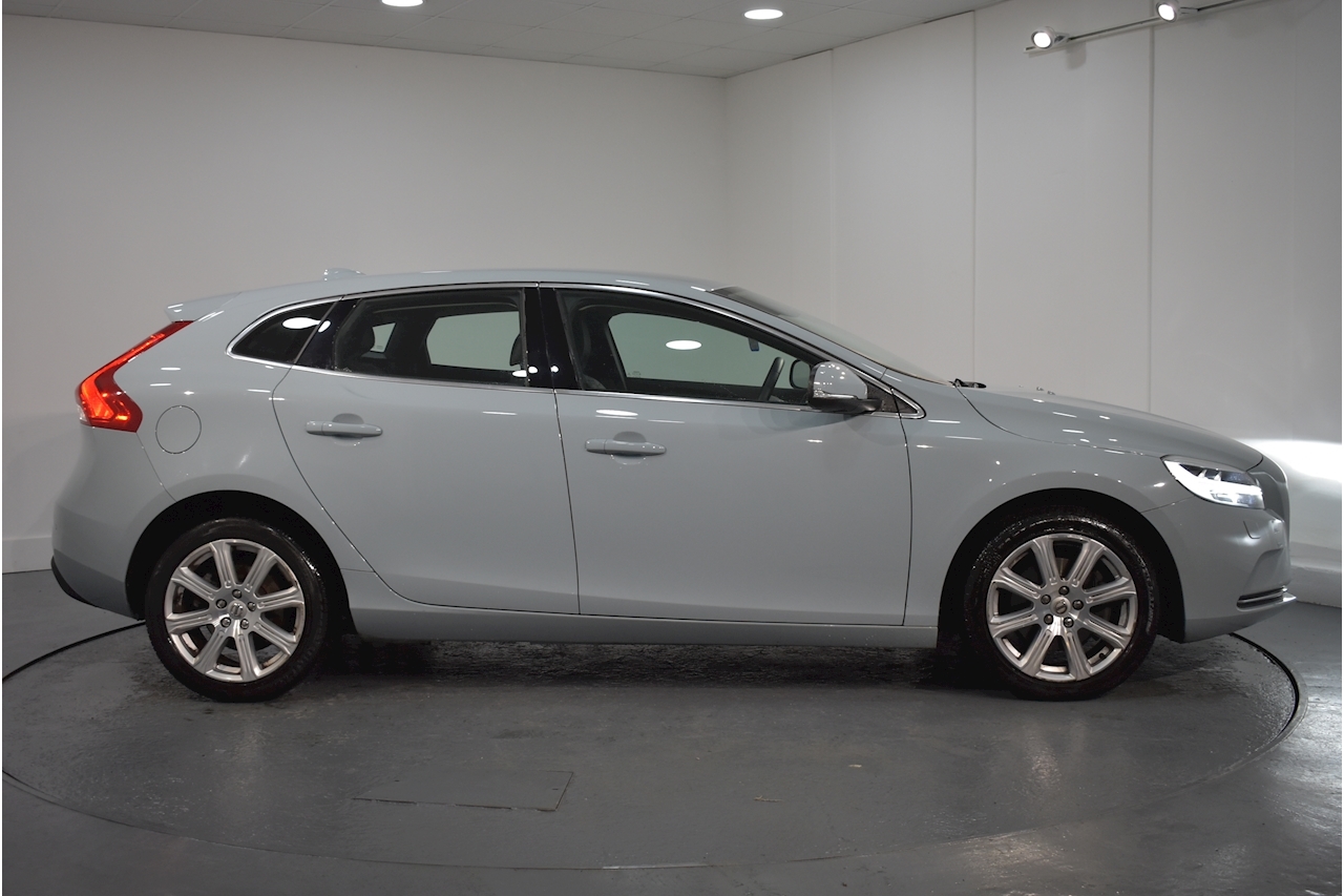 Volvo v40 2017